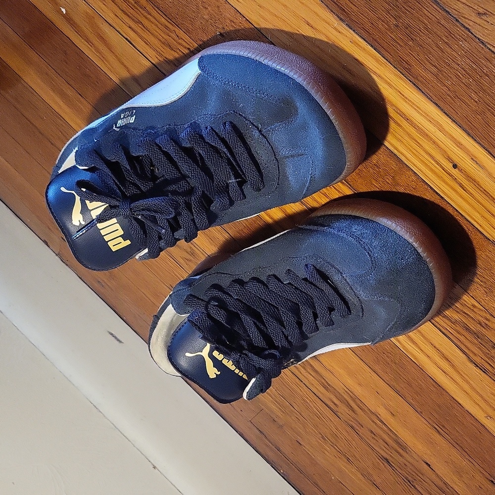 Men's 11 navy blue Puma Suede Shoes. White leather stripe.
